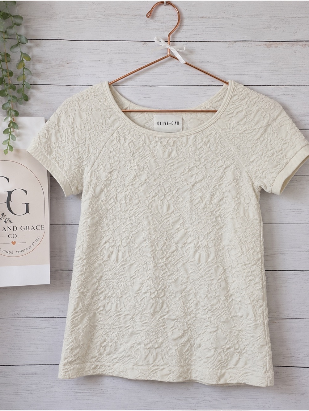 Olive + Oak Ivory Textured Short Sleeve Top XS/S Stretchy Embossed Floral